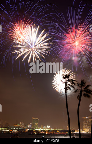 Fuochi d'artificio sopra la baia di San Diego per celebrare il 4 luglio (Independence Day). California, Stati Uniti. Foto Stock