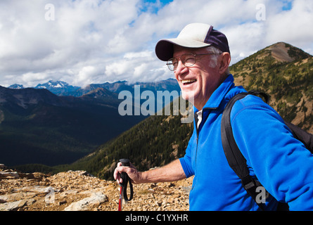 Ritratto di un uomo maturo escursionismo in North Cascades dello Stato di Washington, USA. Pacific Crest Trail. Foto Stock