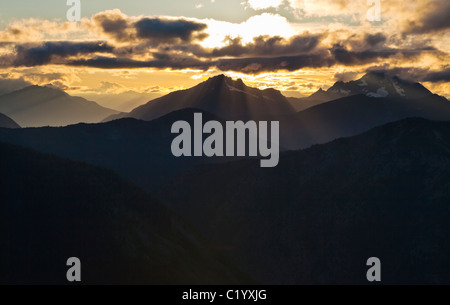 Vette e creste in North Cascades come si vede dal picco di ardesia vicino Harts passano al tramonto. Washington, Stati Uniti d'America. Foto Stock