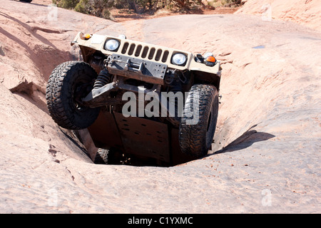 Hummer che utilizza il suo pieno potenziale sulla famosa pietra arenaria slick di Moab, Grand County, Utah, USA. Foto Stock