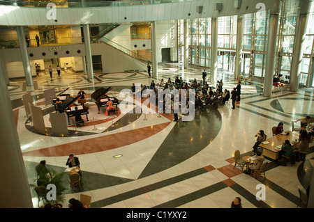 Concerto di esecutori di musica classica in un pianoforte a coda in una pausa pranzo, edificio per uffici a Tokio Foto Stock