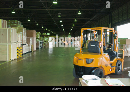 Il caricatore del carrello elevatore a forche con pieno carico su pallet in un deposito in Giappone azienda Foto Stock