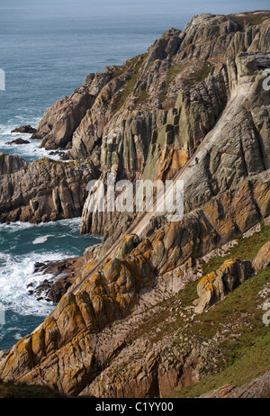 Scalatore arrampicata su Devil's scorrere su Lundy Island, Devon, Inghilterra Regno Unito nel mese di marzo - piano naturale nel granito Foto Stock