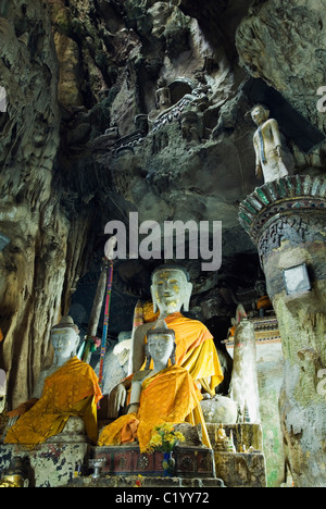 Statue buddiste in Tham Phra Non - una delle caverne a Chiang Dao complesso grotta. Chiang Dao, Chiang Mai, Thailandia Foto Stock