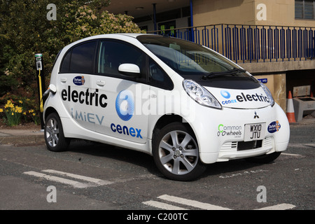 Mitsubishi iMiEV auto elettrica in corrispondenza di un punto di carica al di fuori del County Hall, Durham, NE Inghilterra Foto Stock