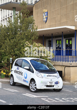 Mitsubishi iMiEV auto elettrica in corrispondenza di un punto di carica al di fuori del County Hall, Durham, NE Inghilterra Foto Stock