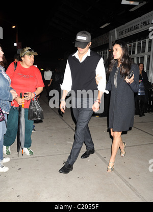 Ashton Kutcher e Demi Moore lasciando lo Standard Hotel nel Quartiere Meatpacking dopo aver frequentato la parte di apertura del braccio Foto Stock