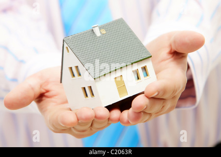 Close-up della casa giocattolo modello in mani maschio Foto Stock