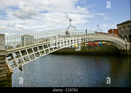 Mezzo penny Bridge a Dublino Foto Stock