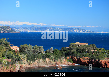 Alloggiamento di lusso in Esterel vicino a Cannes con il nevicato Mercantour mountain in background Foto Stock