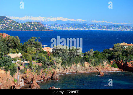 Alloggiamento di lusso in Esterel vicino a Cannes con il nevicato Mercantour mountain in background Foto Stock