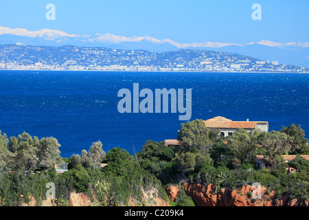 Alloggiamento di lusso in Esterel vicino a Cannes con il nevicato Mercantour mountain in background Foto Stock