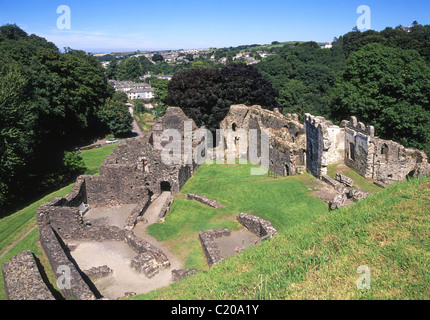 Vista da sopra del Patrimonio inglese di attrazione del turismo storico medievale di Okehampton motte e bailey rovine del castello con la città al di là in Devon England Regno Unito Foto Stock