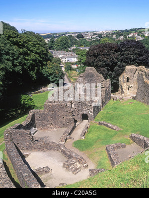 Vista da sopra il patrimonio inglese attrazione turistica storico medievale di Okehampton motte e bailey rovine del castello con la città al di là in Devon England Regno Unito Foto Stock