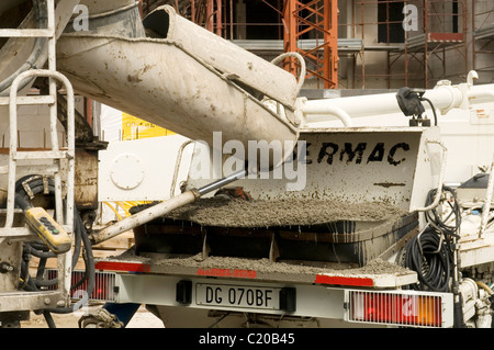 Cemento Cemento carrello camion rimorchio edilizia sito in costruzione sito bagnato di erogazione pompe pompa cast in situ in situ pou pouri Foto Stock