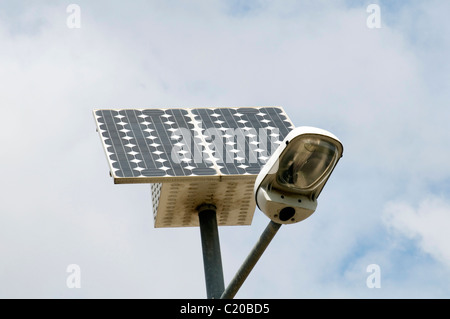 Powered Solar street light luci pannello ALIMENTAZIONE LAMPADA LAMPIONE lampioni energia di illuminazione verde di energia elettrica da sorgente rinnovabile s Foto Stock