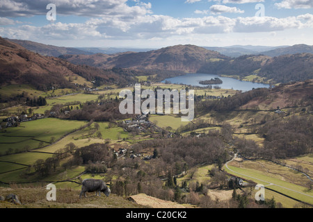 Grasmere forma Helm Crag in Cumbria Foto Stock