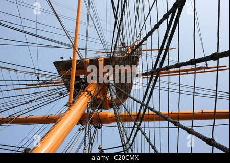 Dettaglio della complessa di funi e manovre sul montante di una vecchia nave a vela. Foto Stock