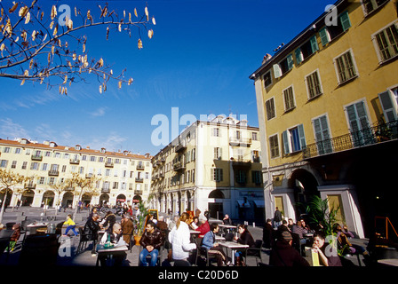 La vivace scena di strada nella bella piazza Garibaldi Foto Stock
