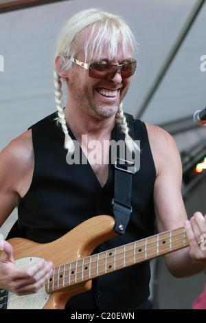 Nick Beggs Kajagoogoo eseguire live at Hobbles sulla pavimentazione in Aylesbury Piazza del Mercato di Buckinghamshire, Inghilterra - 23.08.09 Foto Stock