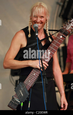 Nick Beggs Kajagoogoo eseguire live at Hobbles sulla pavimentazione in Aylesbury Piazza del Mercato di Buckinghamshire, Inghilterra - 23.08.09 Foto Stock