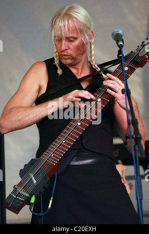 Nick Beggs Kajagoogoo eseguire live at Hobbles sulla pavimentazione in Aylesbury Piazza del Mercato di Buckinghamshire, Inghilterra - 23.08.09 Foto Stock