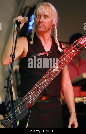 Nick Beggs Kajagoogoo eseguire live at Hobbles sulla pavimentazione in Aylesbury Piazza del Mercato di Buckinghamshire, Inghilterra - 23.08.09 Foto Stock