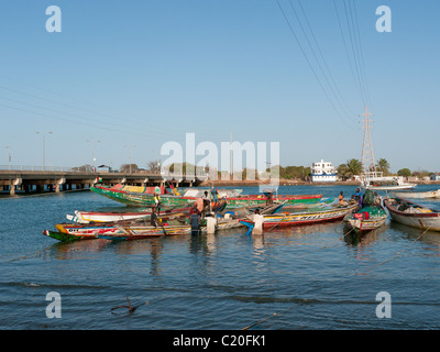 Lo scarico di ostriche da barche da pesca a Denton ponte il Gambia Foto Stock