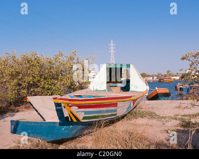 Pesca colorata e oyster barca, Denton Bridge, Banjul (Gambia Foto Stock