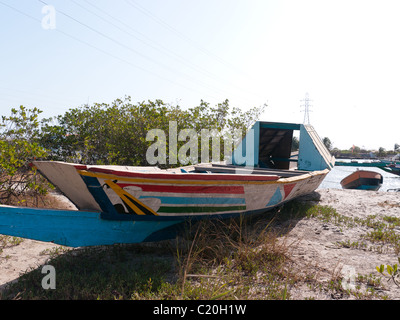 Pesca colorata e oyster barca, Denton Bridge, Banjul (Gambia Foto Stock