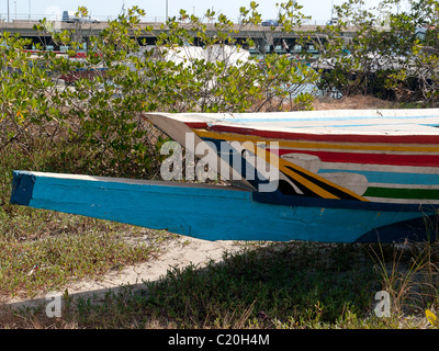 Pesca colorata e oyster barca, Denton Bridge, Banjul (Gambia Foto Stock