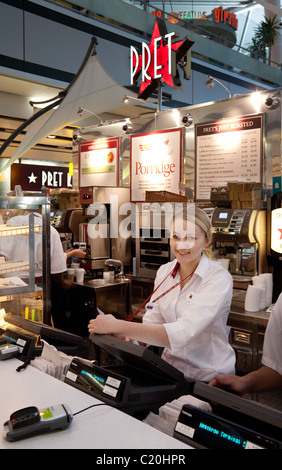 Il personale accogliente al Pret a manger cafe / ristorante di partenze, il terminal 5 di Heathrow Airport London REGNO UNITO Foto Stock