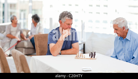 Gli anziani giocare a scacchi Foto Stock