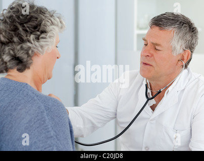 Un dirigente medico di fare un check-up al suo paziente Foto Stock