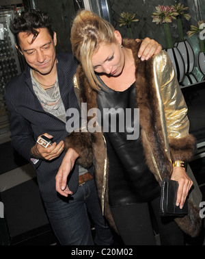 Jamie Hince e Kate Moss lasciando l'Edera Club di Londra - Inghilterra - 24.09.09 Foto Stock