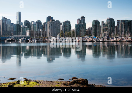 Coal Harbour e la città di Vancouver come visto da Stanley Park, della Columbia britannica in Canada Foto Stock