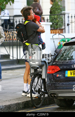 Partito conservatore leader, David Cameron prende il suo figlio Arthur a scuola sul retro della sua bicicletta Londra Inghilterra - 16.09.09 Foto Stock