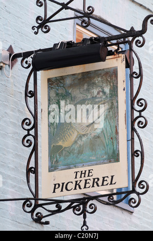 Il Pickerel Inn Pub segno, Maddalena Street, Cambridge, Inghilterra, Regno Unito Foto Stock