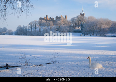 Guardando attraverso il Loch congelati a Linlithgow Palace, Scozia, 2011 Foto Stock