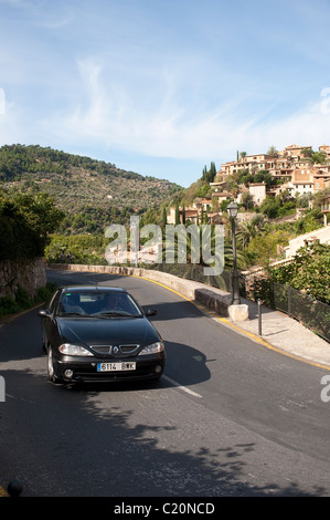 Auto percorrendo una strada a Mallorca, Spagna. Foto Stock