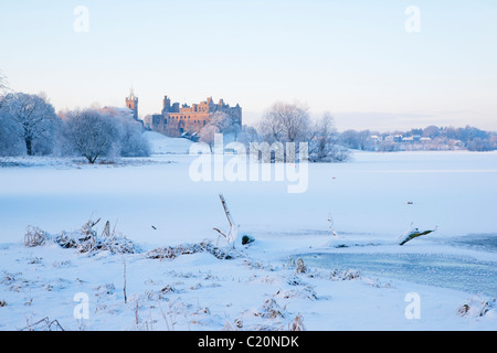 Guardando attraverso il Loch congelati a Linlithgow Palace, Scozia, 2011 Foto Stock