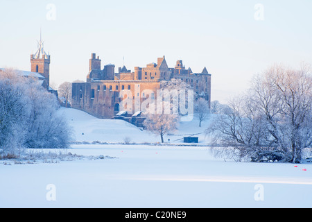 Guardando attraverso il Loch congelati a Linlithgow Palace, Scozia, 2011 Foto Stock