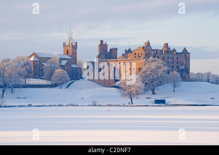 Guardando attraverso il Loch congelati a Linlithgow Palace, Scozia, 2011 Foto Stock