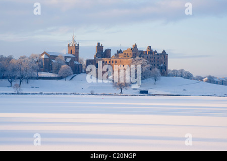 Guardando attraverso il Loch congelati a Linlithgow Palace, Scozia, 2011 Foto Stock