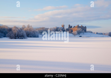 Guardando attraverso il Loch congelati a Linlithgow Palace, Scozia, 2011 Foto Stock