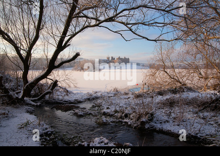 Guardando attraverso il Loch congelati a Linlithgow Palace, Scozia, 2011 Foto Stock