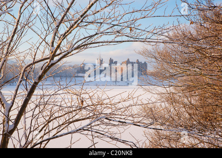 Guardando attraverso il Loch congelati a Linlithgow Palace, Scozia, 2011 Foto Stock