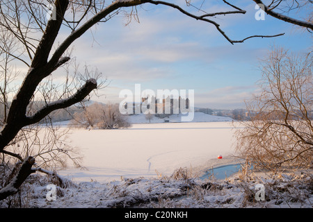 Guardando attraverso il Loch congelati a Linlithgow Palace, Scozia, 2011 Foto Stock