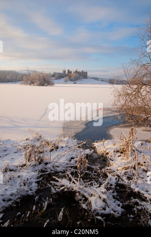 Verticale, guardando attraverso il Loch congelati a Linlithgow Palace, Scozia 2011 Foto Stock