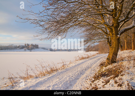 Guardando attraverso il Loch congelati a Linlithgow Palace, Scozia, 2011 Foto Stock